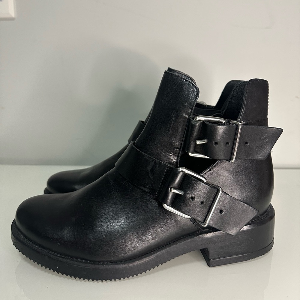 Oker Black Leather Ankle Boots
